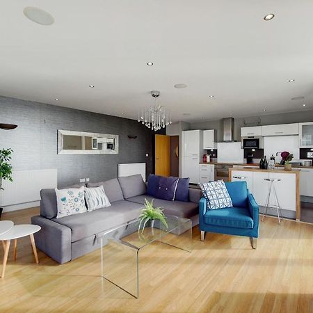 Deluxe Three Bedroom Apartment By London Excel Stays Exterior photo