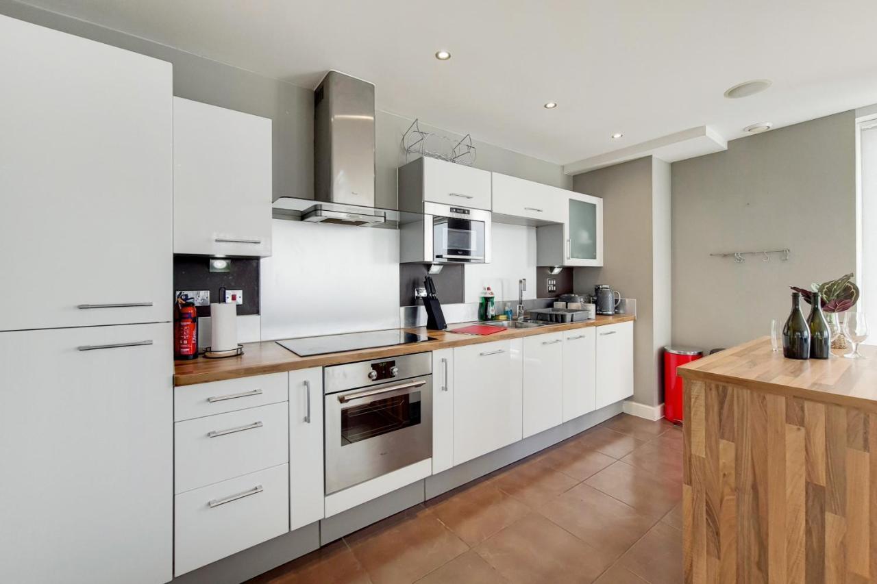 Deluxe Three Bedroom Apartment By London Excel Stays Exterior photo