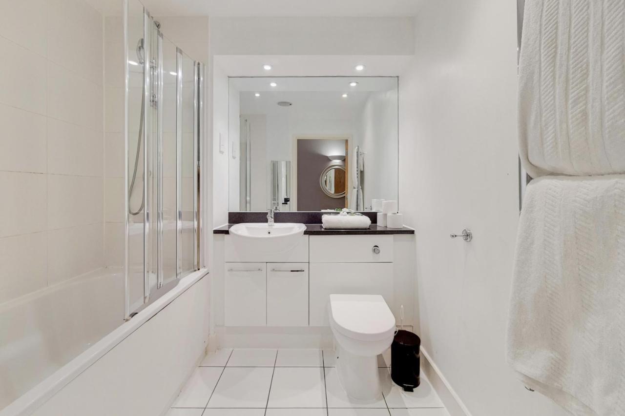 Deluxe Three Bedroom Apartment By London Excel Stays Exterior photo