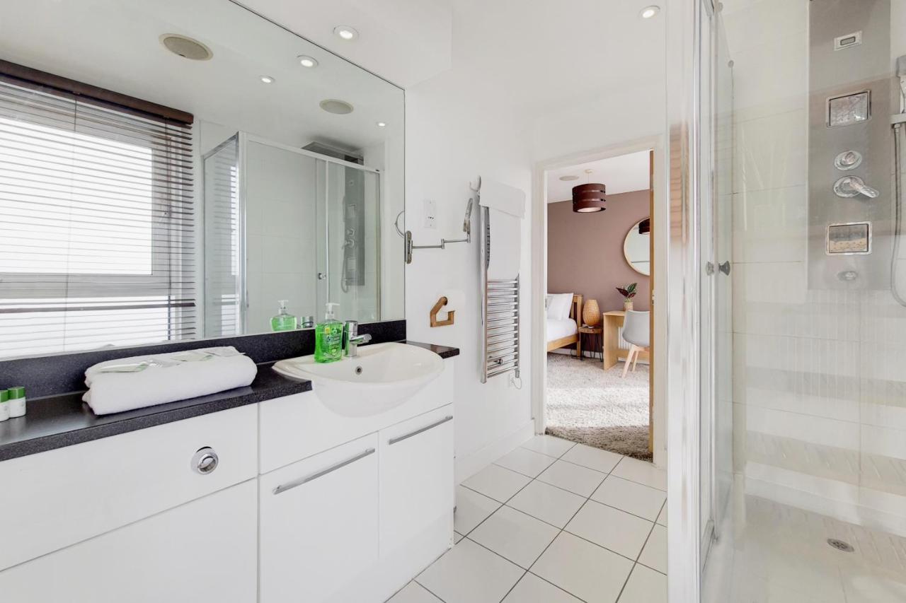 Deluxe Three Bedroom Apartment By London Excel Stays Exterior photo