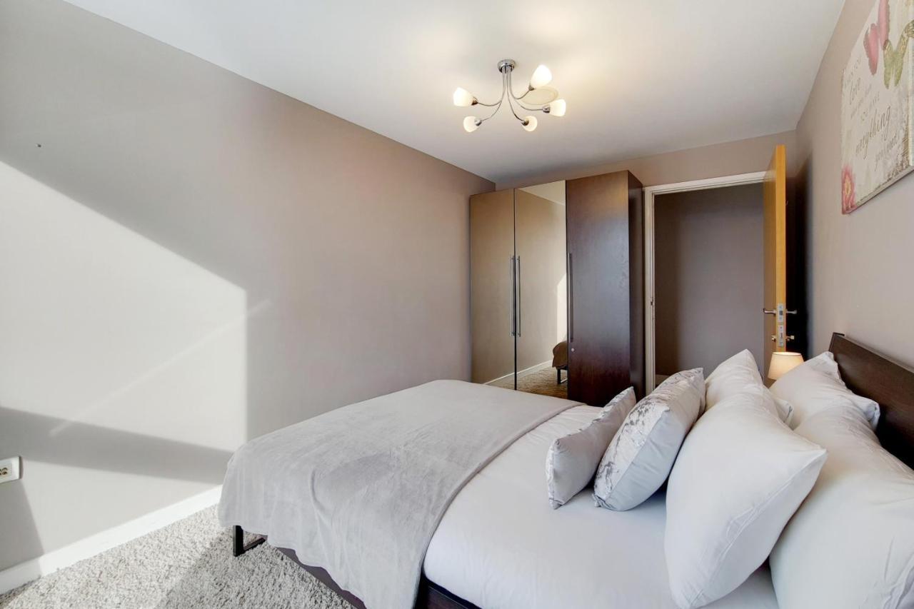 Deluxe Three Bedroom Apartment By London Excel Stays Exterior photo