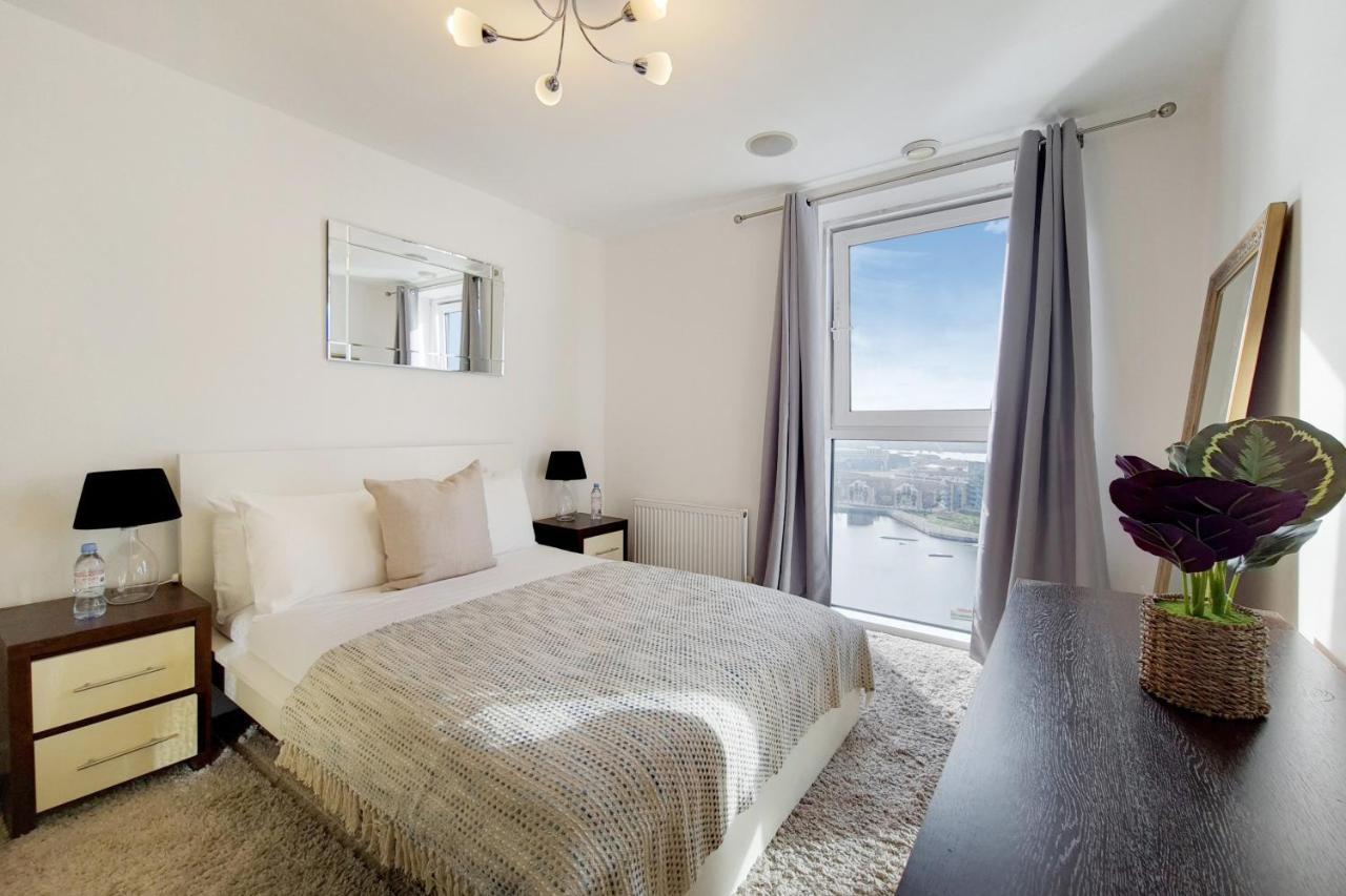 Deluxe Three Bedroom Apartment By London Excel Stays Exterior photo